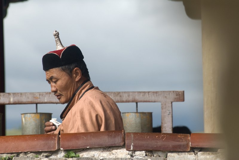 DSC_0163.jpg - ein tempelbesucher mir der typischen mongolenmütze